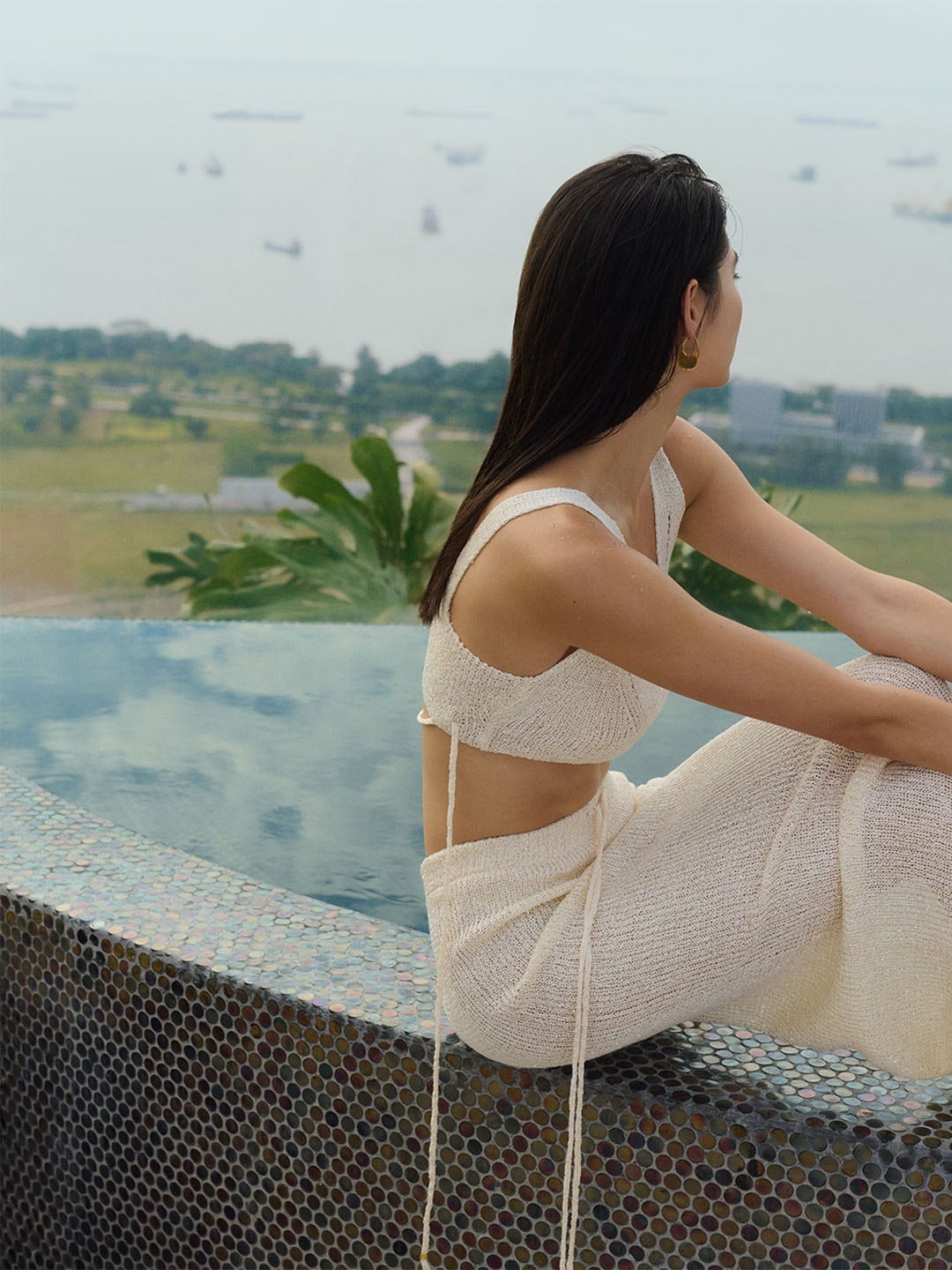 賓客在濱海灣金沙的按摩浴缸中，新加坡奢華度假勝地