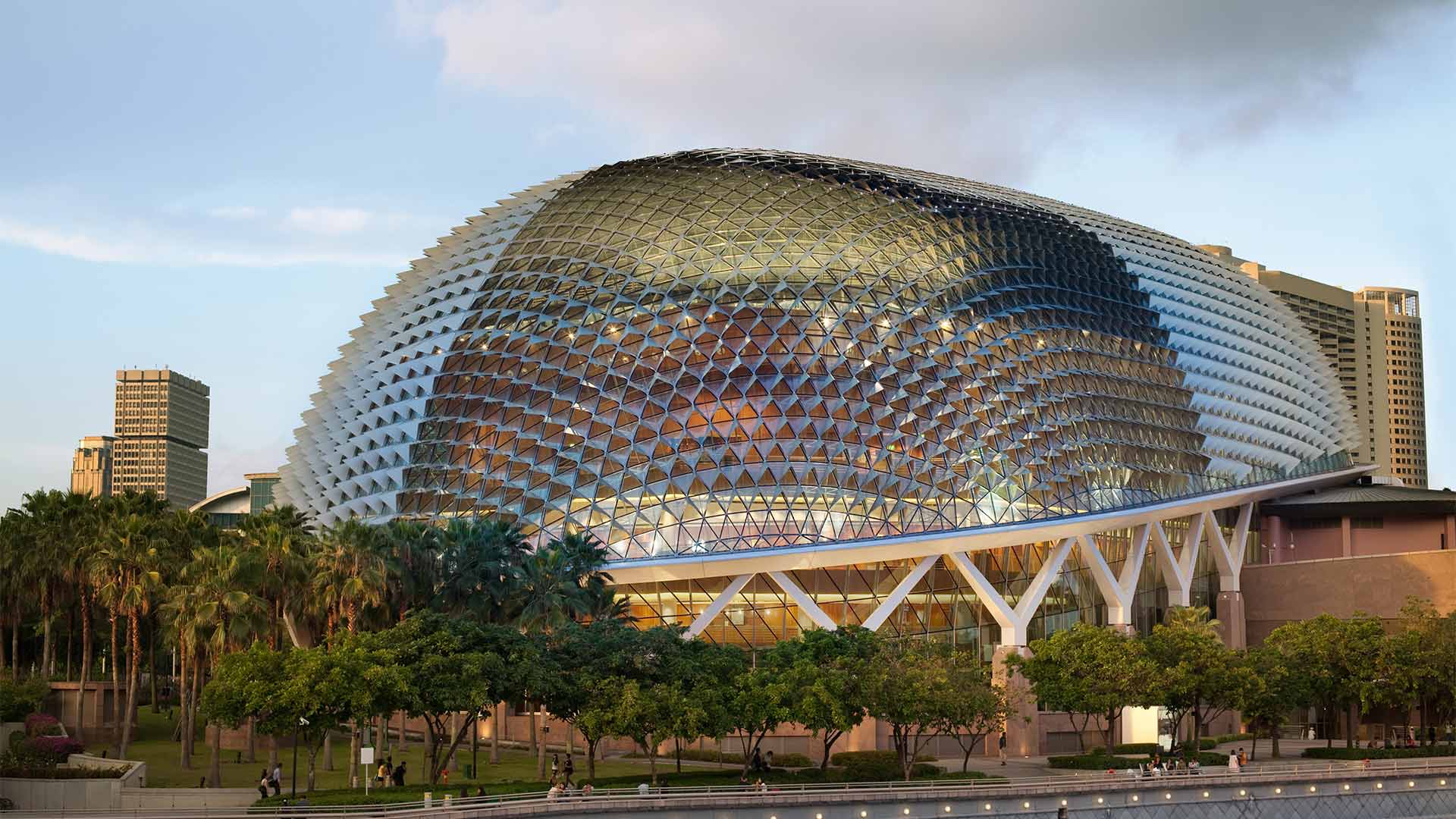 俯瞰濱海藝術中心，這座外觀宛如榴槤的建築，是新加坡最熱門的 Instagram 打卡勝地。
