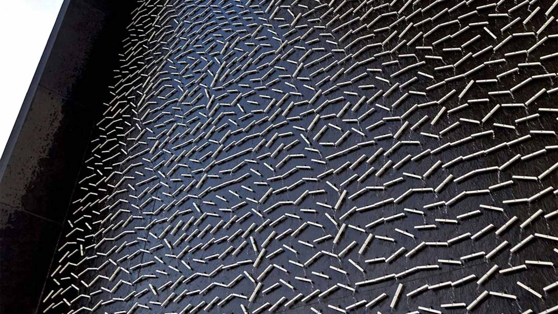 Tipping Wall 是位於 新加坡 濱海灣金沙 的藝術裝置暨打卡熱點