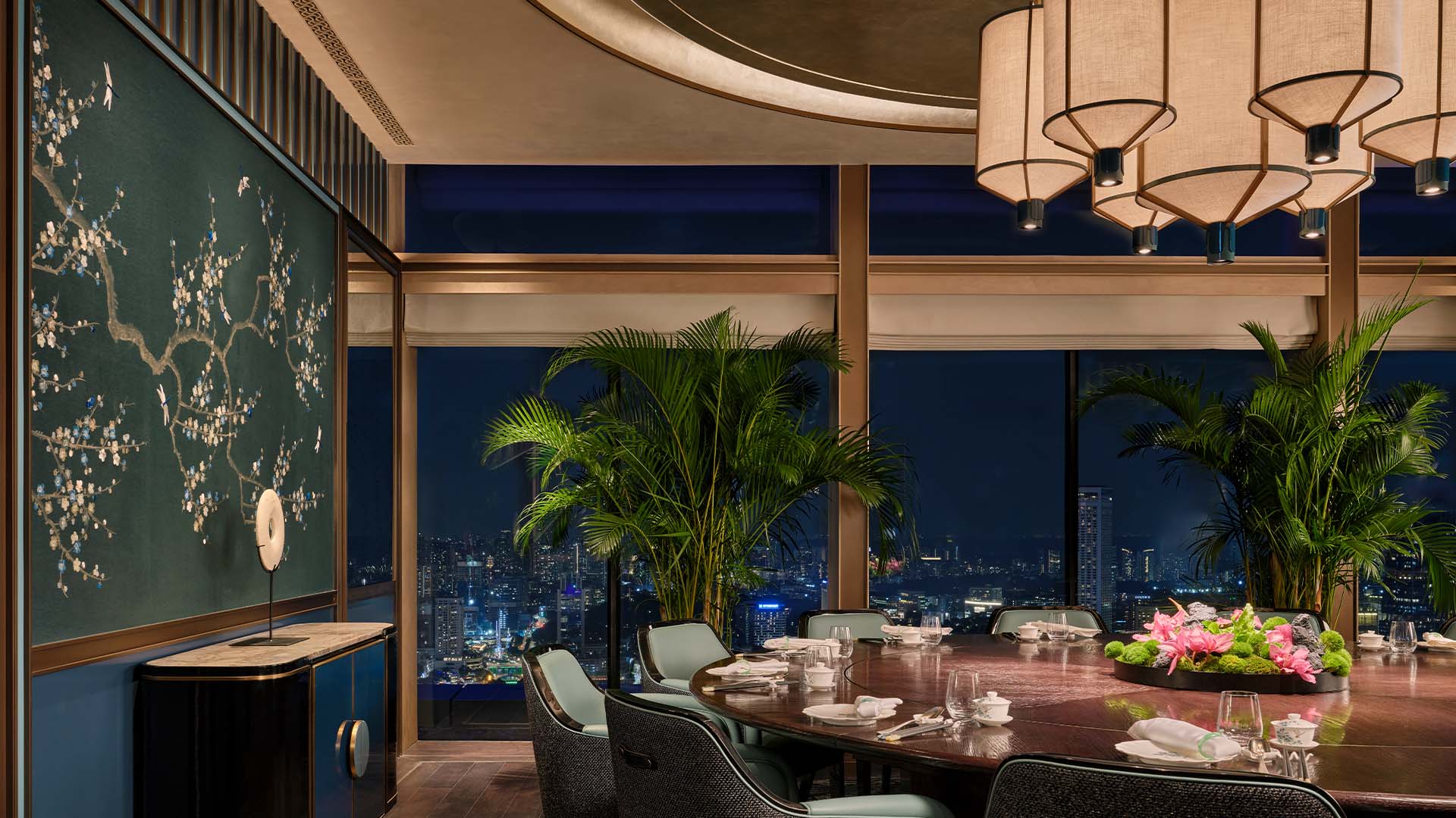 金蜓灣的用餐區坐擁城市全景，為 ` 2025 ` 年跨年晚宴營造完美氛圍