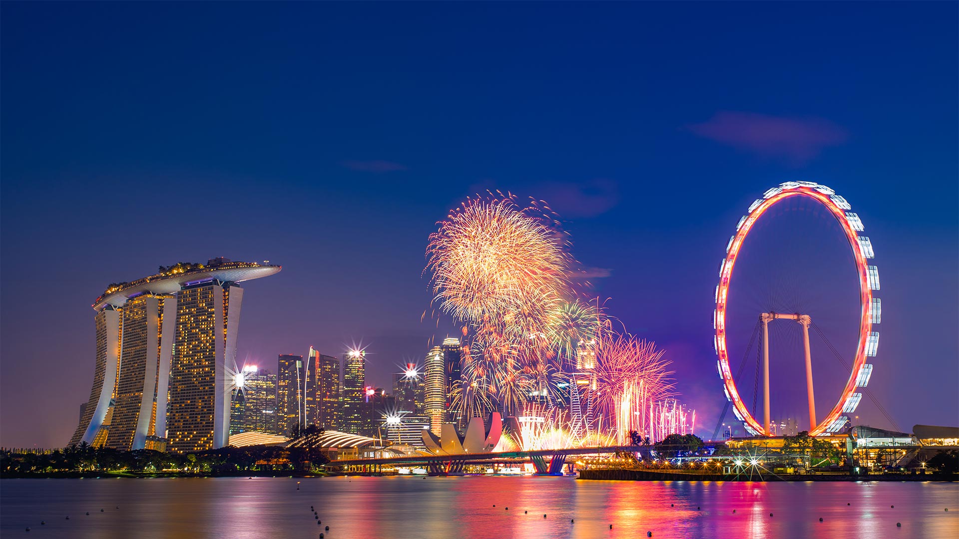 新加坡濱海灣的煙火與您齊聚一同為新年倒數