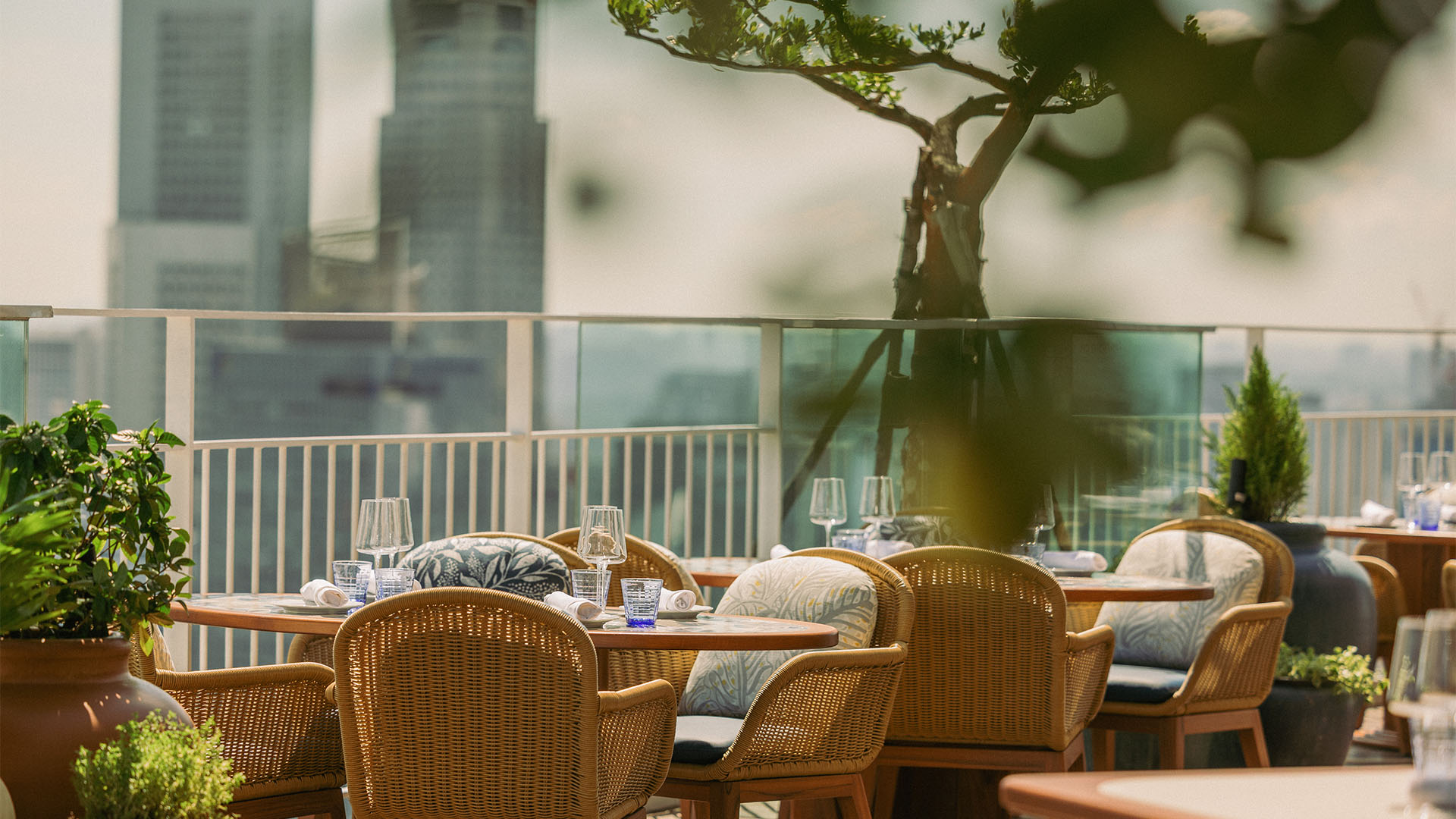 LAVO 是位於新加坡濱海灣金沙的頂樓餐廳，備有午餐菜單