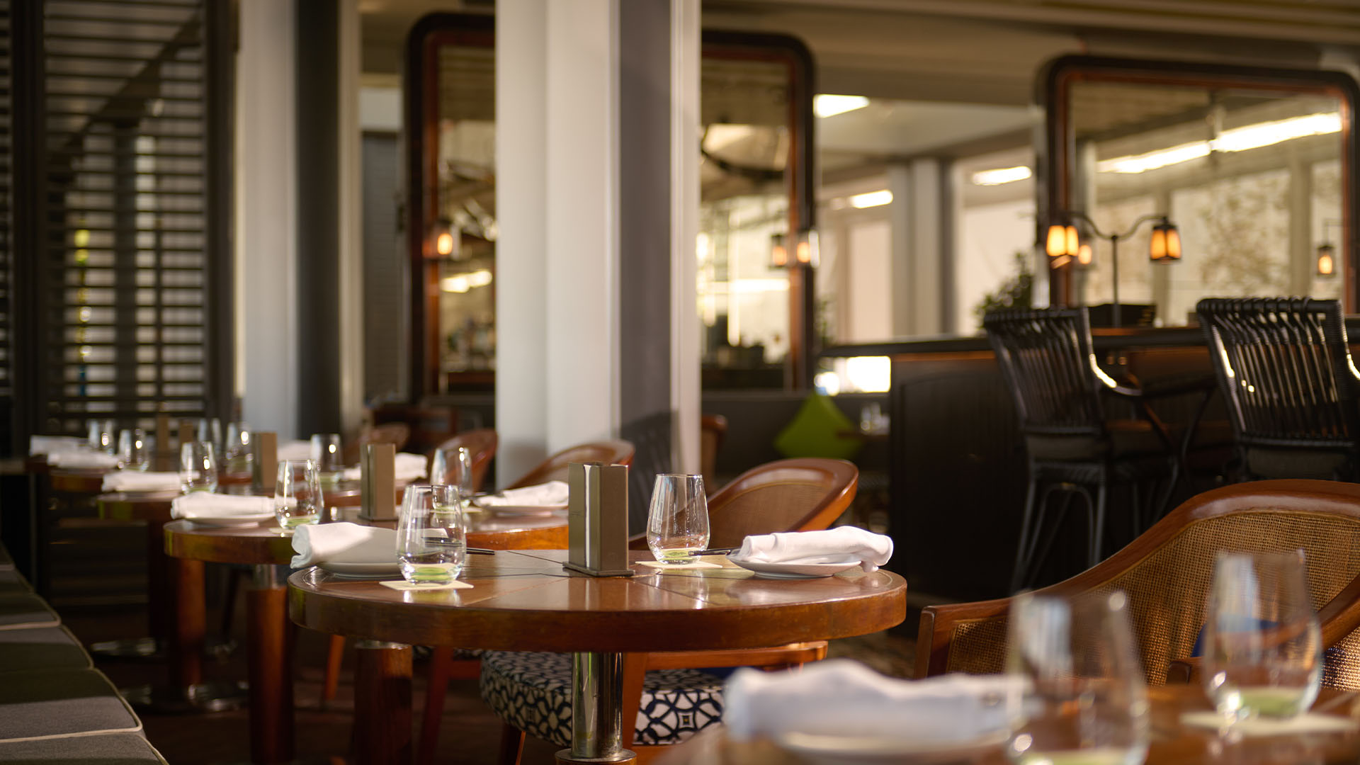 位於新加坡濱海灣金沙的高空餐廳 Spago Bar & Lounge 用餐區