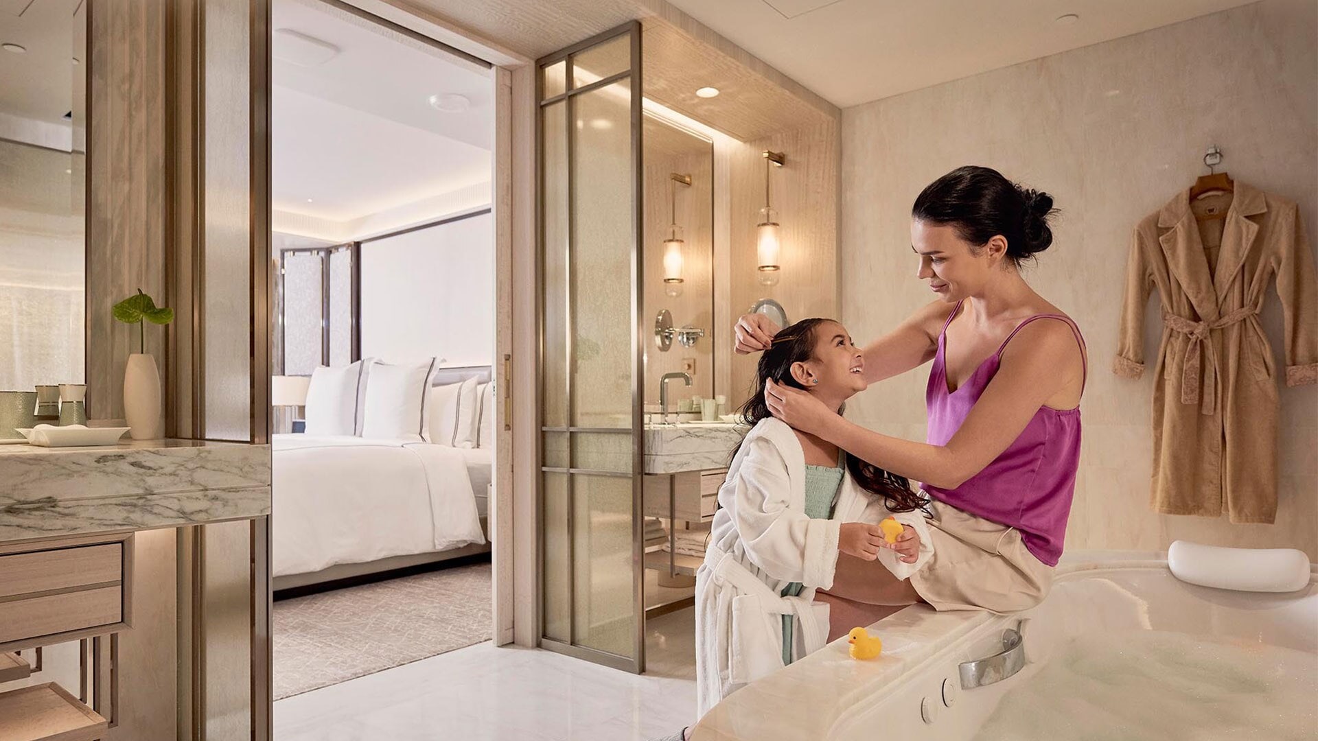 新加坡親子家庭酒店，金沙家庭套房，母女二人在浴室