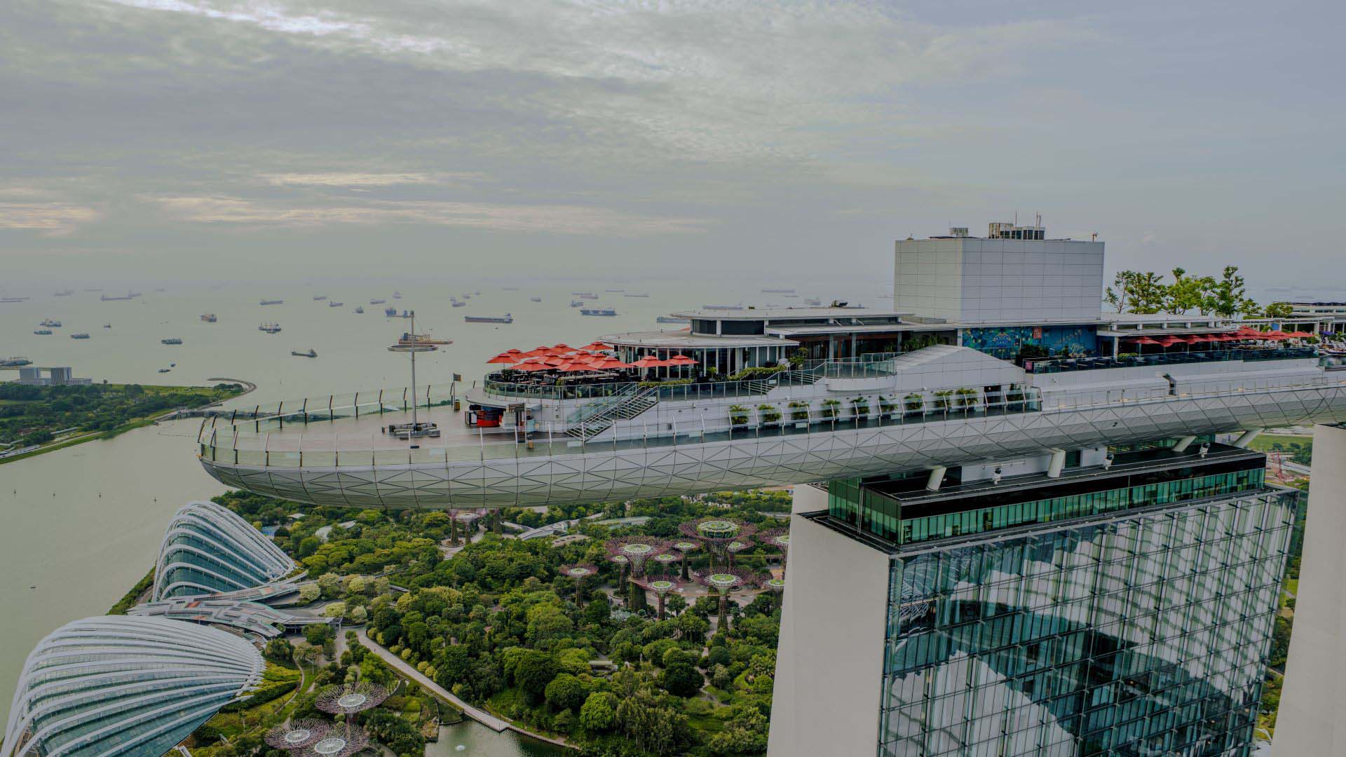 在空中花園觀景台將幻彩生輝美景盡收眼底