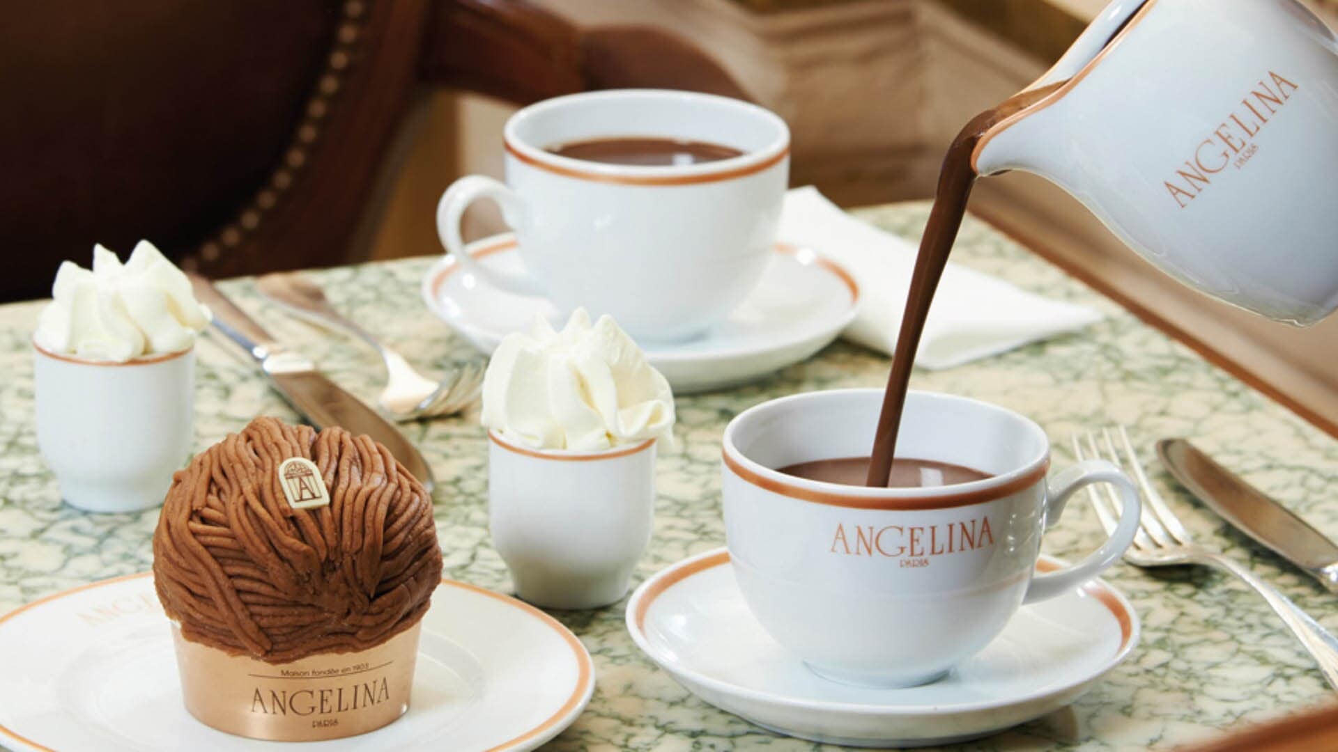 在新加坡濱海灣金沙的 Angelina 享受下午茶時光，感受一杯熱巧克力和精致點心帶來的愜意時光。