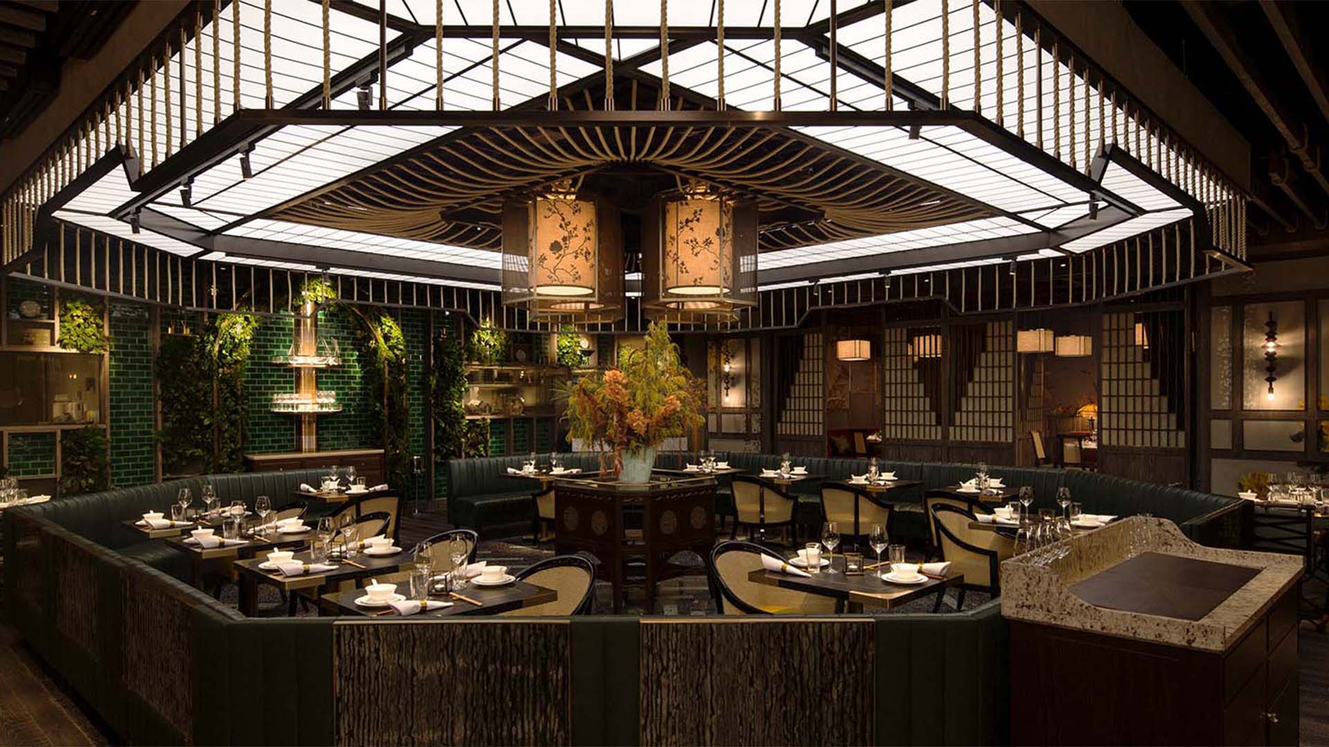 新加坡卅二公舘的用餐區，這家中餐廳於本季推出大閘蟹主題菜單