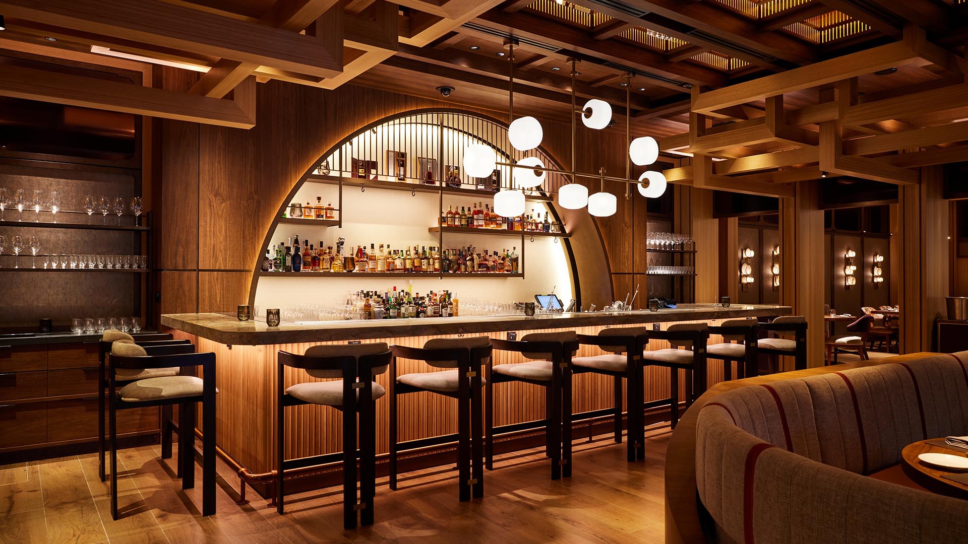 Wakuda Restaurant & Bar 是新加坡網紅餐廳，吧檯設施齊全——高腳桌、椅子和酒水一應俱全。