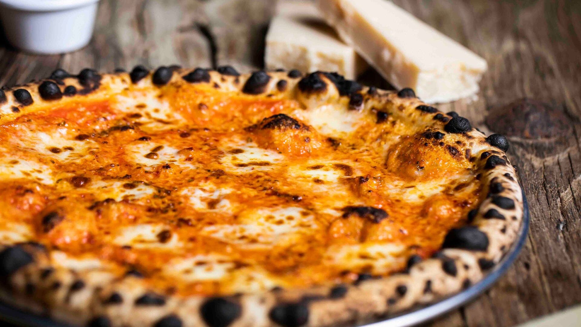 新加坡義式披薩餐廳 Robertas Pizza 的窯烤拿坡里風味披薩