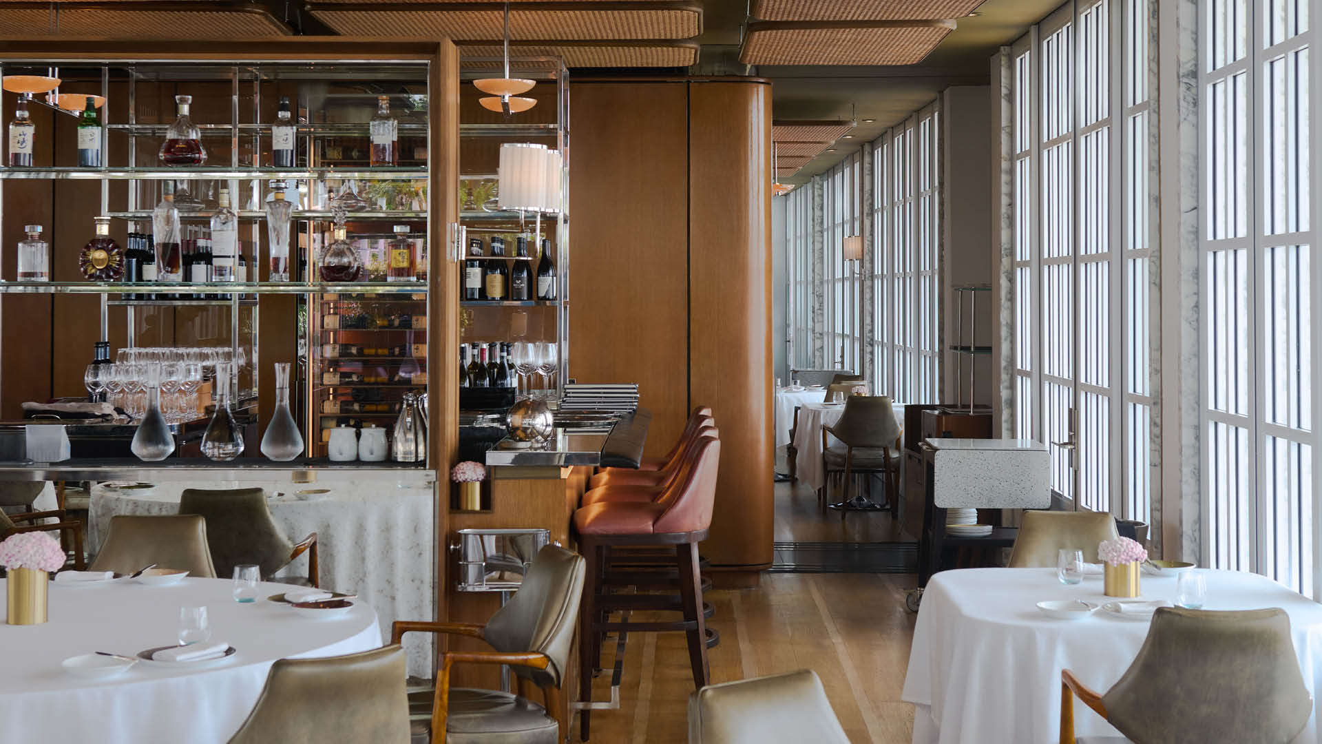 榮獲 2026 年米其林指南推薦的 Spago Dining Room 餐廳室內景觀