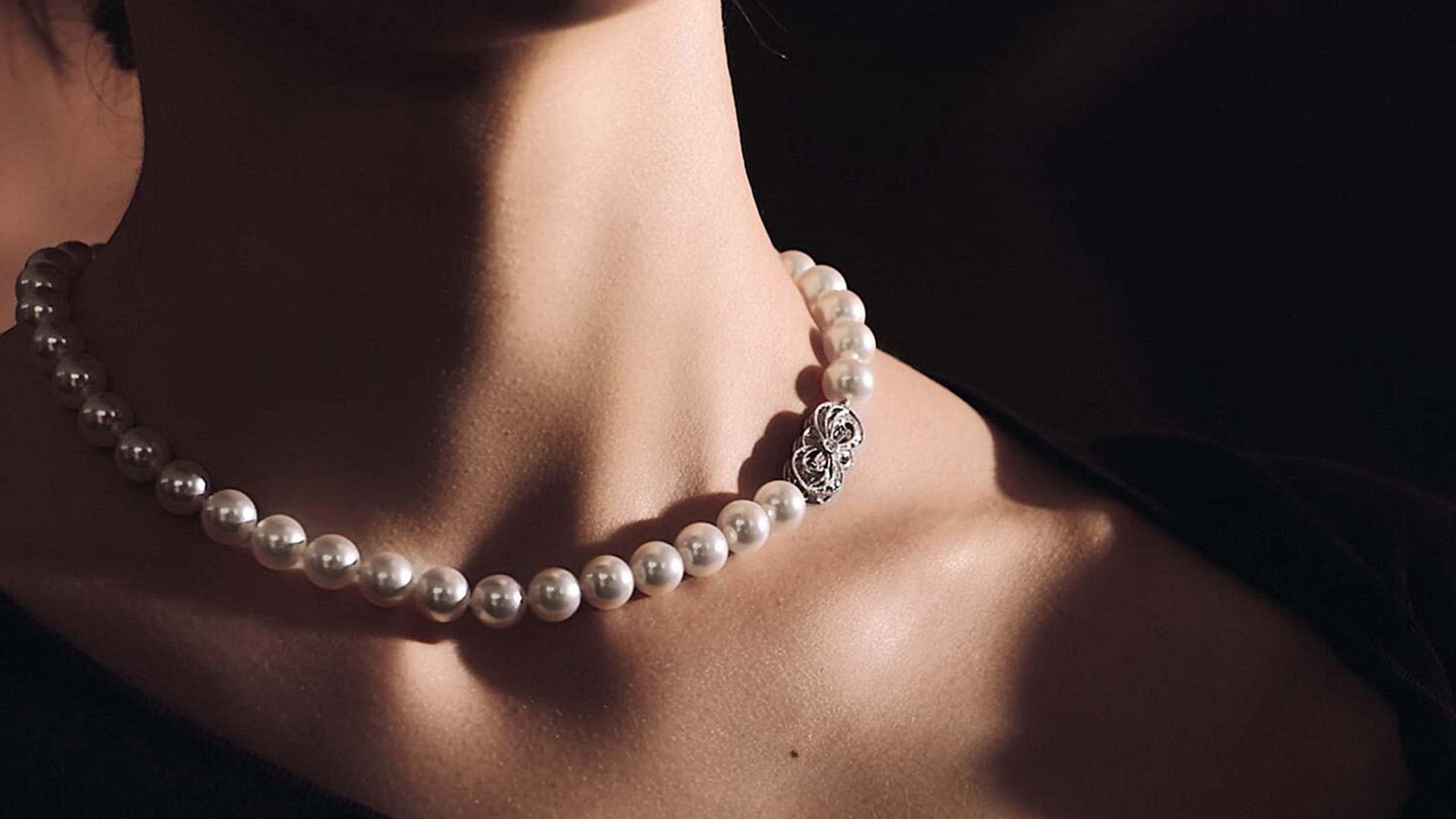 新加坡濱海灣金沙奢華珠寶品牌 Mikimoto 的黃金與珍珠針式耳環