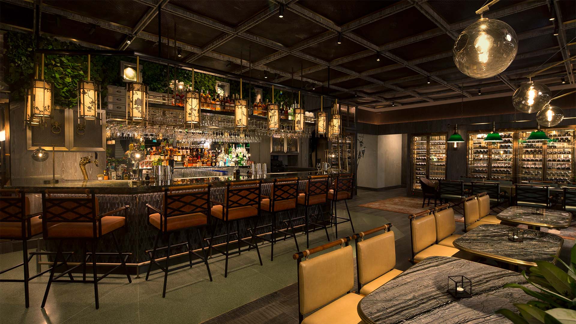 Mott 32 酒吧，作為新加坡頂尖中式葡萄酒品鑑殿堂，誠邀您來探索中國佳釀的無限可能
