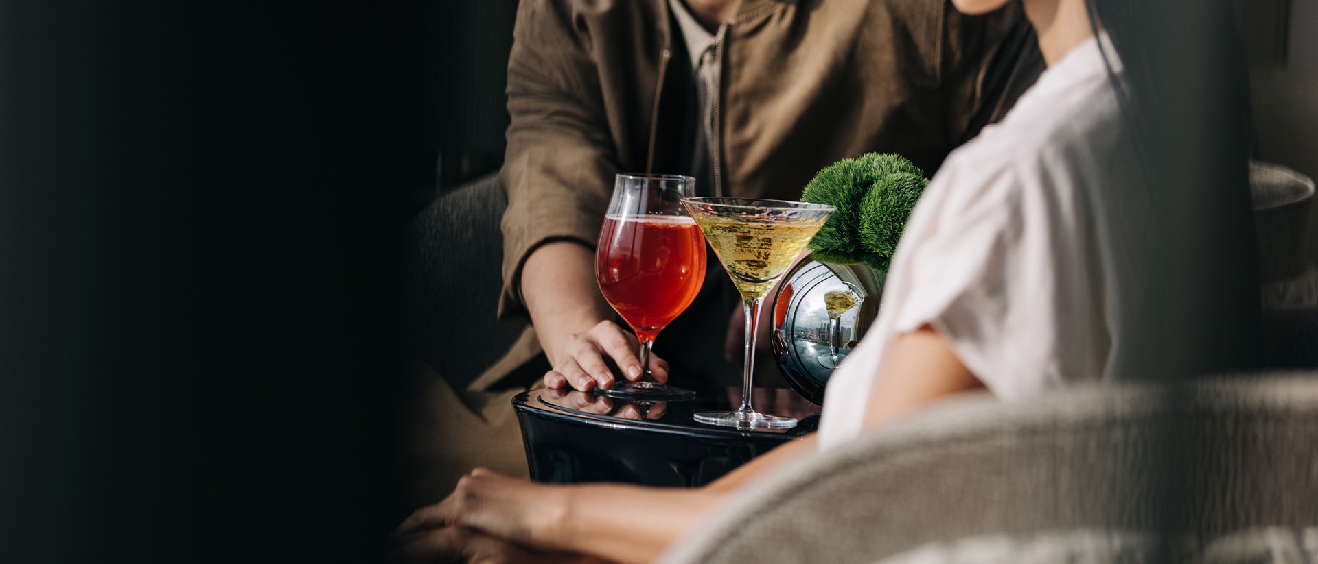 一對伴侶以香檳與葡萄酒慶祝週年紀念日