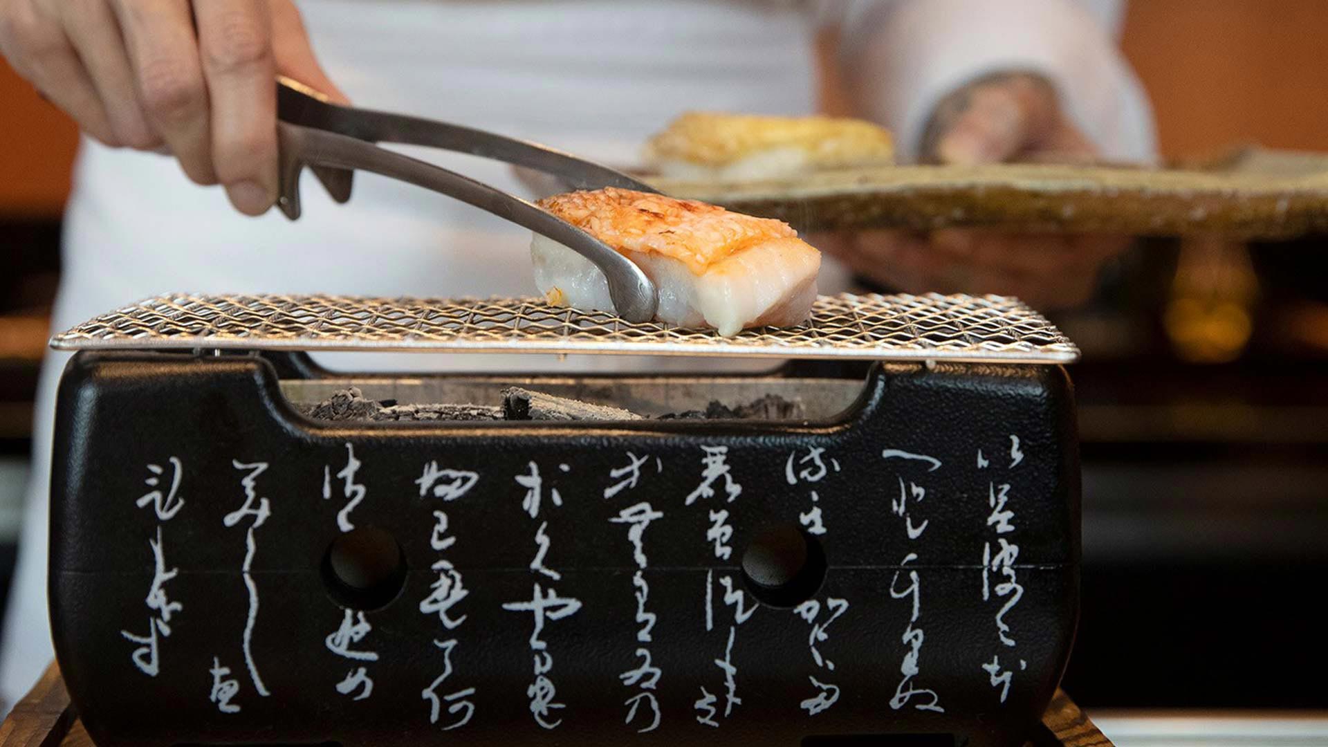 Waku Ghin 餐廳廚師以木炭烤魚，餐廳可舉辦私人宴會