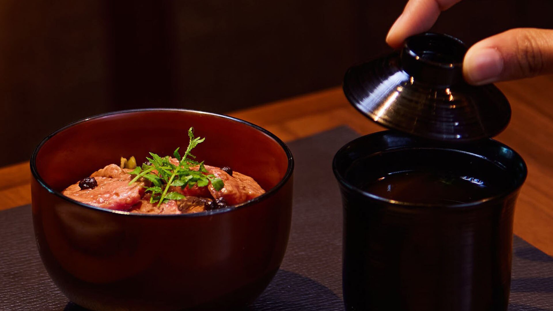 烤和牛配米飯和味噌湯，餐廳配備私人餐室