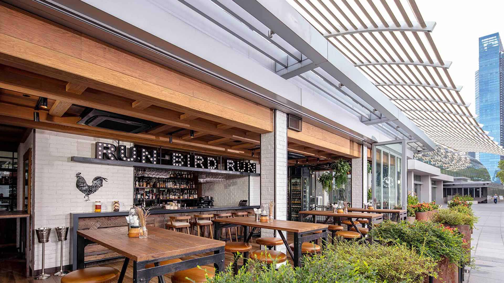 新加坡 Yardbird 餐廳戶外用餐區，室外可舉辦私人宴會和活動