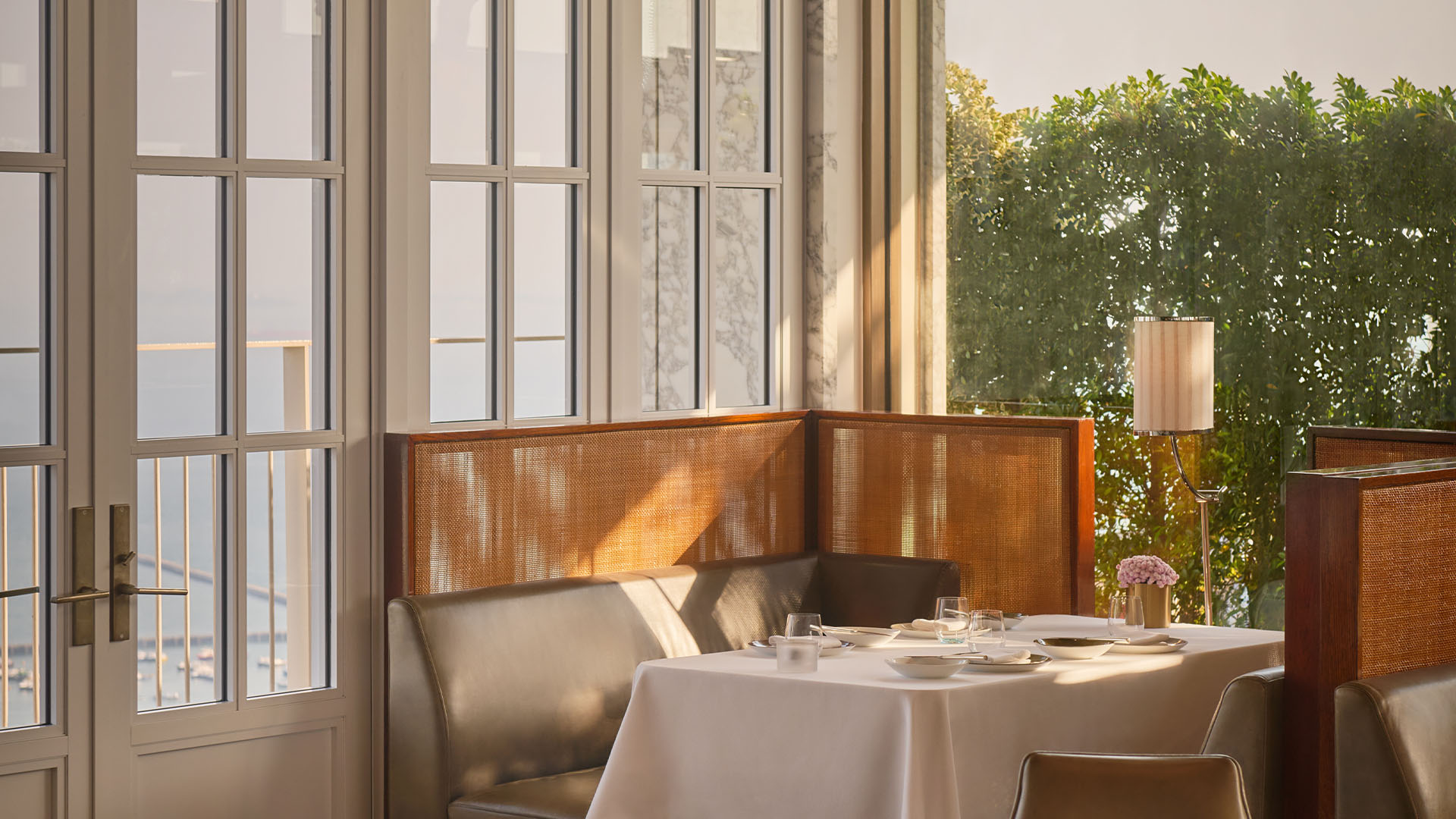 Spago的餐廳用餐區，這家屋頂餐廳從第57層樓俯瞰港灣。