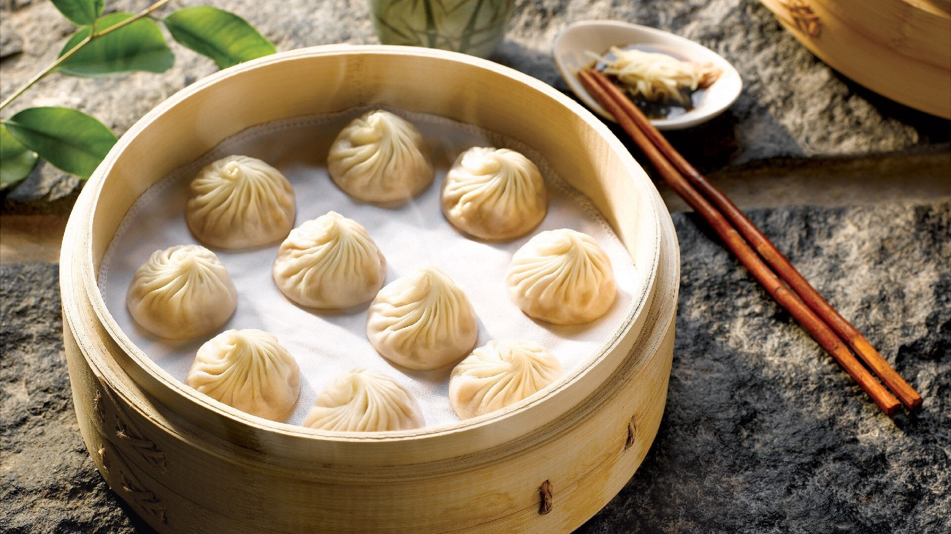 在 Din Tai Fung（鼎泰豐）品嚐湯汁充盈的小籠包