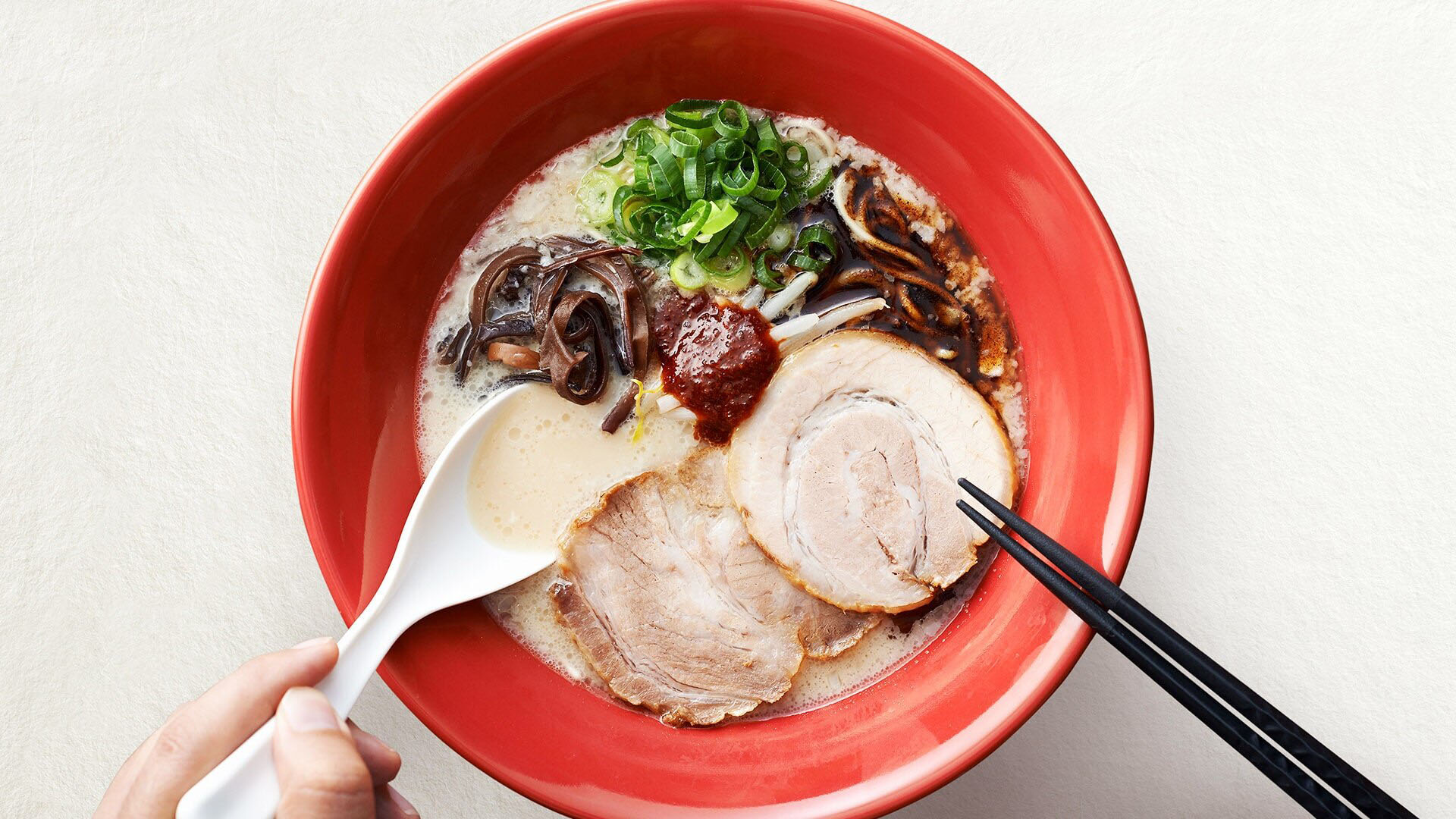 在新加坡的休閒餐廳 IPPUDO，品嚐一碗溫暖人心的日本拉麵。