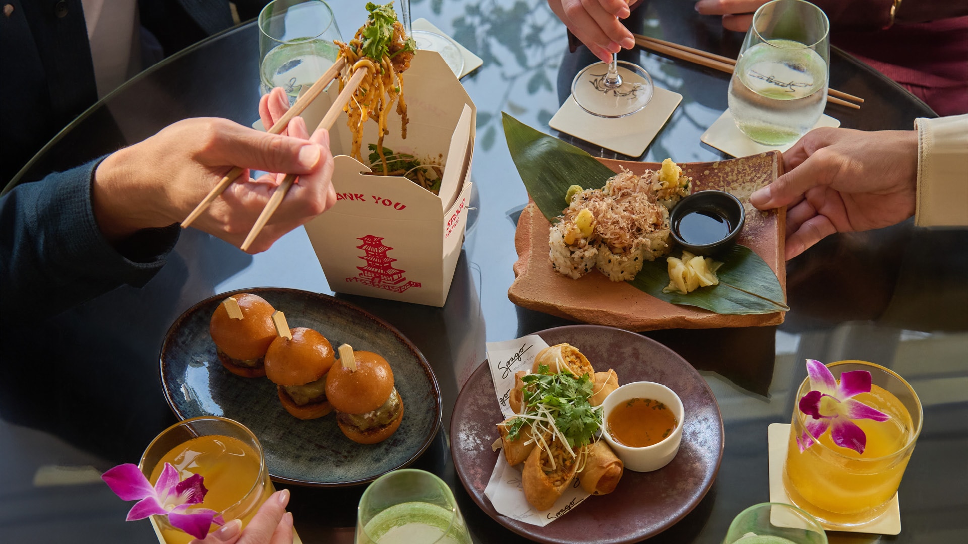 與朋友在 Spago Bar & Lounge 共享酒吧輕食和牛肉滑堡，享受休閒餐飲時光