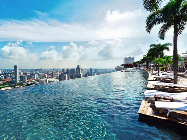 置身無邊際泳池自由暢泳