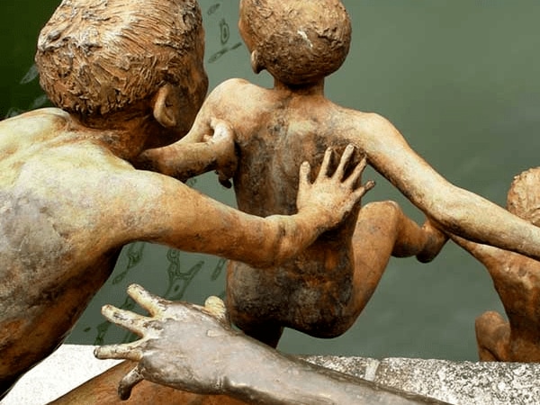 河的子民雕塑群