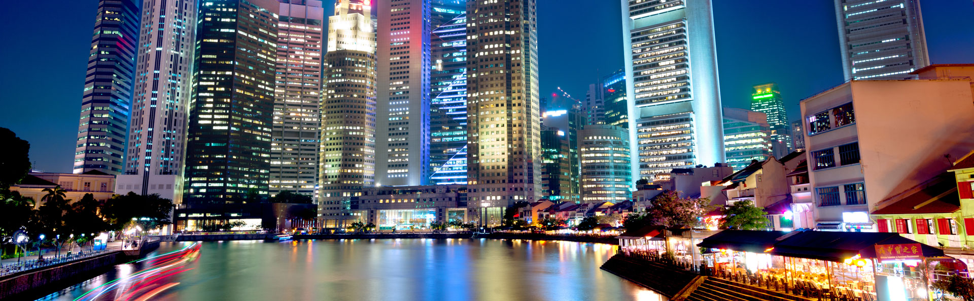 夜間的駁船碼頭