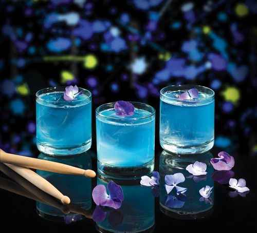 Adrift 的 Blue Electricity 雞尾酒