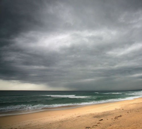 海灘上的烏雲