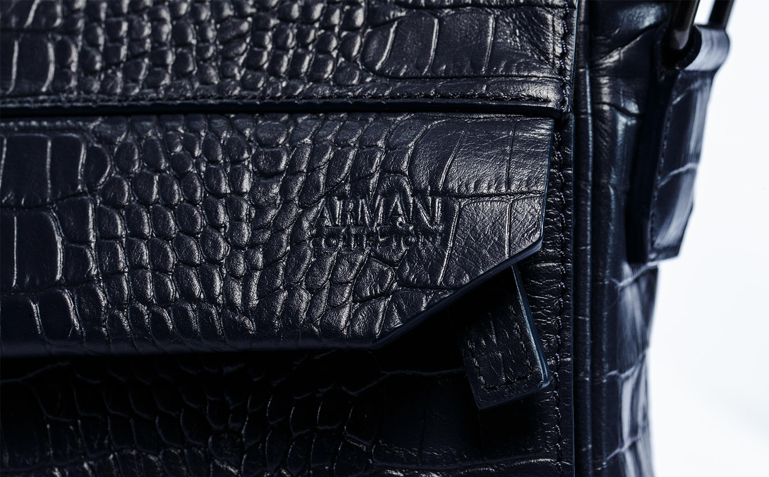 阿瑪尼精選 (Armani Collezioni)－軍藍色壓花仿鱷魚皮信差袋