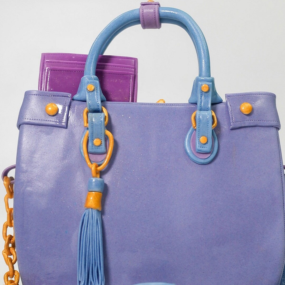 Purple handbag with blue handles in edible form, a perfect Mother's Day cake for mum